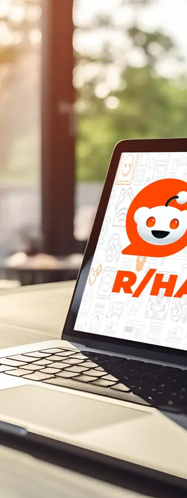 Reddit Logo mit R/HAUBAUKNX auf einem Laptop.